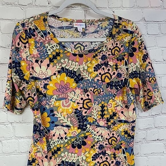 LuLaRoe Gigi Top Colorful Floral Print Fitted Tee Short Sleeve Knit Top Crewneck - Picture 2 of 10